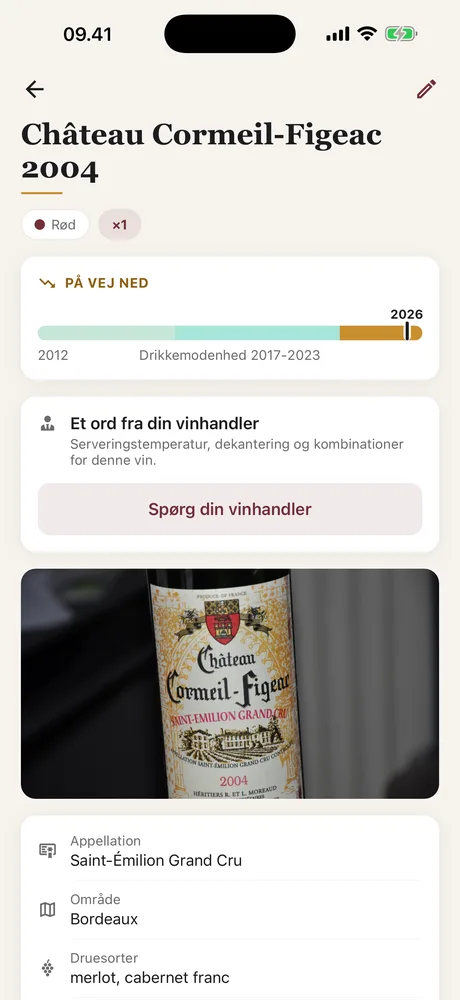 Et flaskekort i Caviste: drikkemodenhedsmåler, foto af etiketten, appellation, druesorter og drikkevindue.