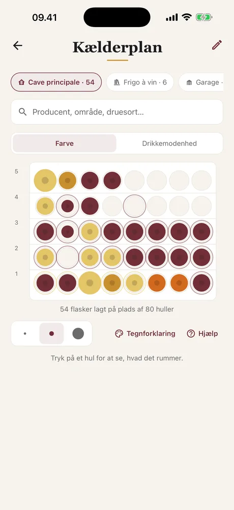 Kælderplanen i Caviste: reolen set forfra, hver flaske i sit hul og farvet efter sin farve.