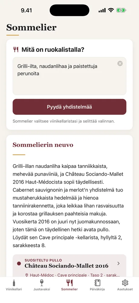 Sommelier-näkymä Cavistessa: ruokalista kuvattuna yhdellä lauseella, ja neuvo, joka suosittelee pulloa viinikellarista ja selittää yhdistelmän.