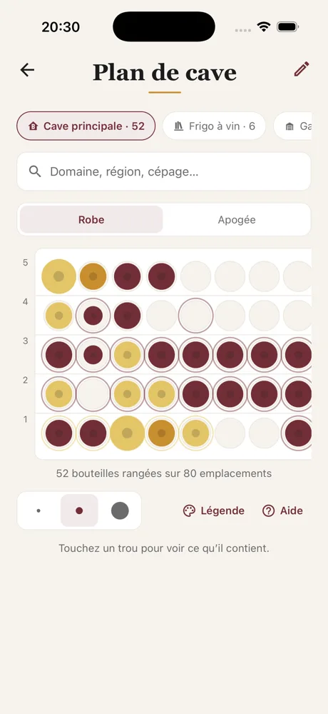 Le plan de cave de Caviste : le casier vu de face, chaque bouteille rangée dans son trou et colorée par sa robe.