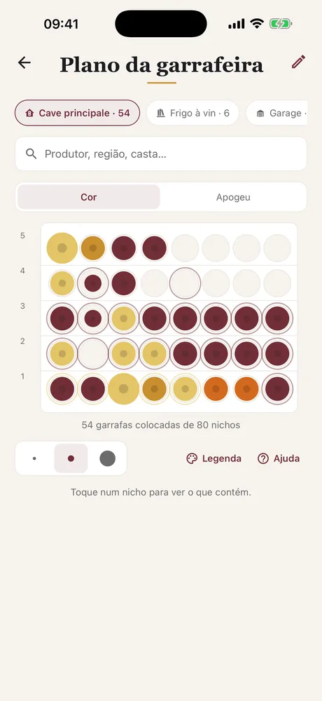 O plano da garrafeira do Caviste: os porta-garrafas vistos de frente, cada garrafa no seu nicho e colorida segundo a sua cor.