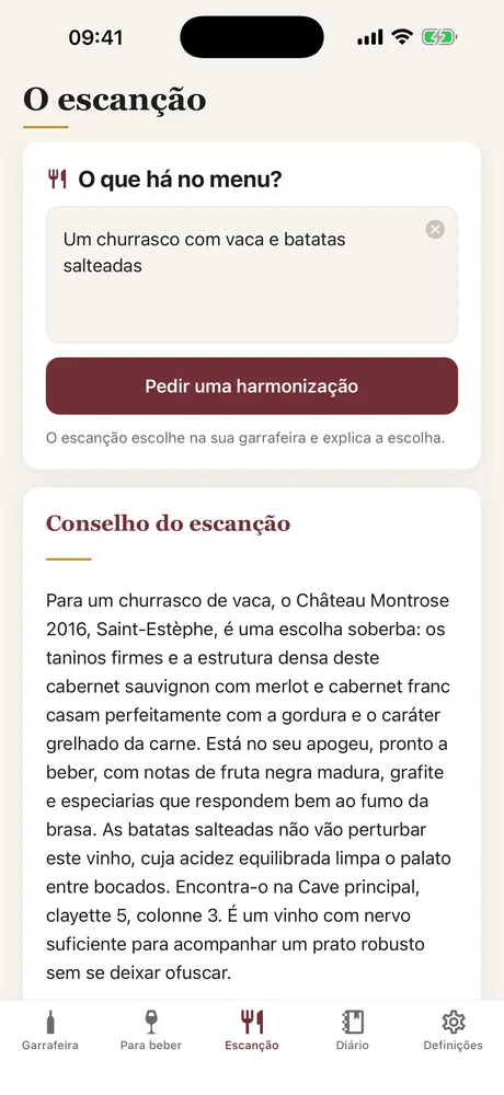 O ecrã Escanção do Caviste: o menu descrito numa frase, e o conselho que recomenda uma garrafa da garrafeira explicando a harmonização.